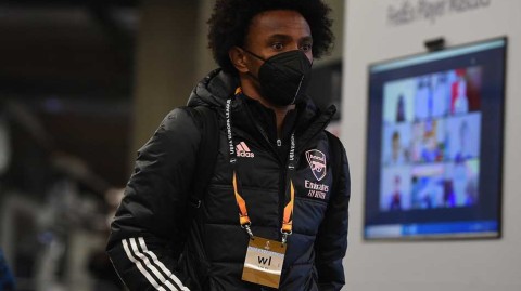 欧联杯史诗一战：阿森纳客场4-0横扫布拉格斯拉维亚，拉卡泽特双响炮闪耀伊甸园