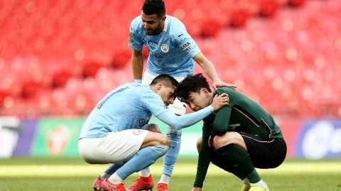 冠军咫尺天涯，热刺十三载无冠之痛：孙兴慜泪洒温布利