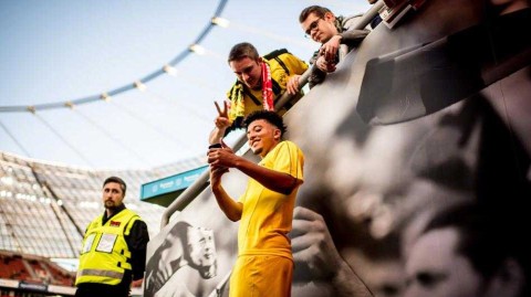 绿茵场上的感恩之心：因你们的热爱，足球如此美好