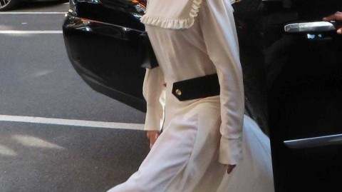 维多利亚·贝克汉姆纽约街头上演白色长裙时装秀，优雅姿态宛如春日女神