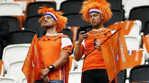 橙衣军团激情助威，郁金香绽放阿姆斯特丹