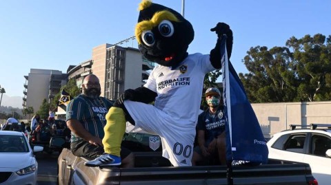 空场不空心：洛杉矶银河球迷以汽车灯光秀上演另类助威