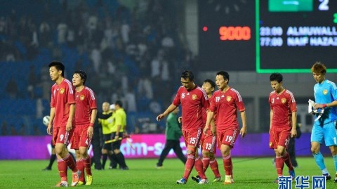 标题：【11打10反而遭绝杀！国足主场1-2负沙特，角球防守两次漏人被逆转】