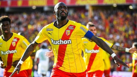 法甲次轮焦点战：朗斯激战圣埃蒂安，一场进球盛宴的瞬间回眸