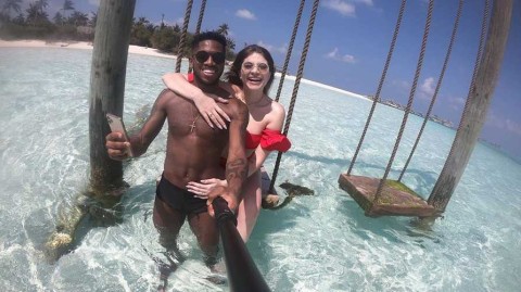 曼联球星弗雷德携爱妻私奔“印度洋明珠”，入住三万一晚水上宫殿