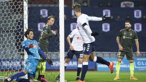 奥胡斯主场击退布隆德比，白蓝军团的冬夜狂欢