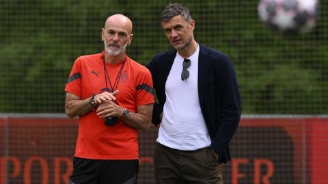 红黑军团厉兵秣马迎欧冠 传奇马尔蒂尼现身训练场激励全队