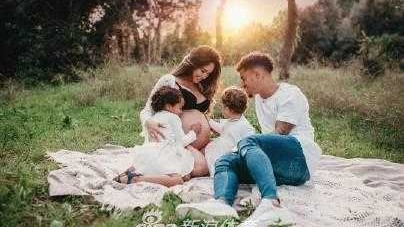 温馨满溢：库蒂尼奥携爱妻与三娃，记录平凡生活里的幸福诗篇