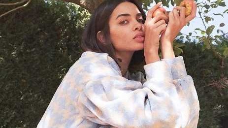 梅西好友阿尔维斯的超模娇妻惊艳巴黎时装周