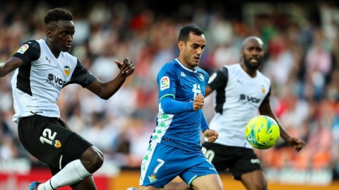 西甲联赛梅斯塔利亚球场悲歌，蝙蝠军团主场惨遭绿白军团碾压