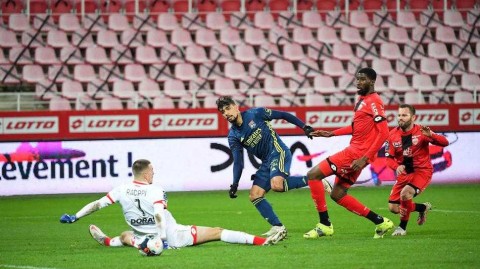 寒冬里的微弱之光：里昂客场一球小胜第戎，帕奎塔一剑封喉