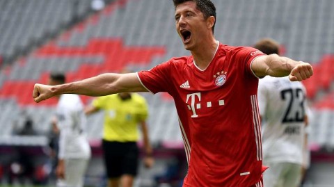 安联球场的纪录之夜：莱万双响缔造历史，拜仁十五连胜势不可挡