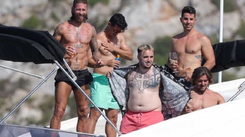 拉莫斯与挚友共赴伊维萨海岛之夏 游艇香槟尽享惬意时光