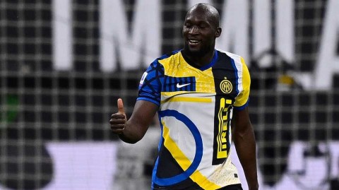 米兰夜空下的蓝黑颂歌：回顾国米三比一力克罗马的荣耀之夜