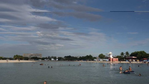 疫情中的热爱：里约沙滩上，足球依旧在滚动