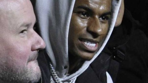 拉什福德观战拳击赛心情大好 伤病康复中享受热血之夜