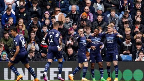 斯特林灵动双助攻锁定胜局 曼城客胜伯恩利重登榜首