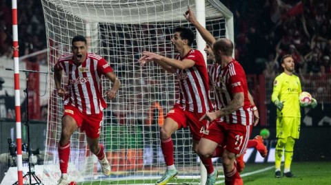 德甲赛场奇迹夜柏林联合压哨绝杀重登榜首