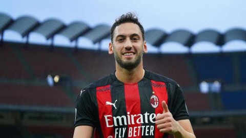 米兰城色彩更替：恰尔汗奥卢的蓝黑转身