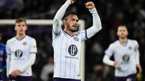 紫罗兰军团主场怒放 四球击溃特鲁瓦捍卫法甲席位