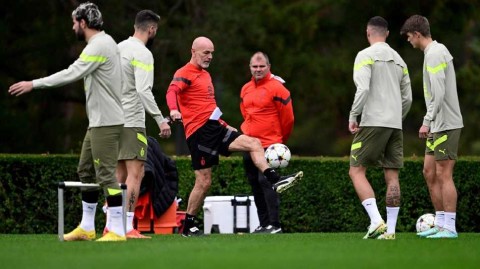 红黑军团备战欧冠生死战 皮奥利绿茵场展执教风采