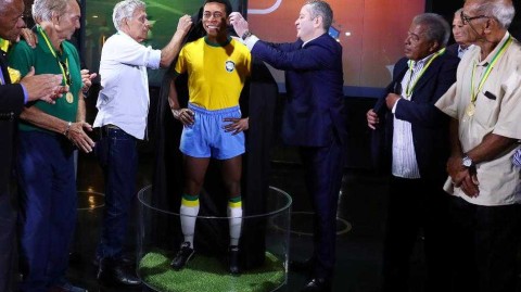 时光致敬传奇：里约热内卢展贝利蜡像，纪念1970年世界杯夺冠五十载