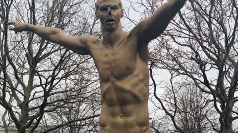 瑞典神塔故乡蒙尘 伊布雕像遭“断鼻斩趾”全记录