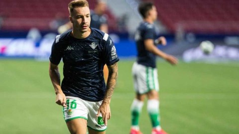 绿茵场外的寂静战役：贝蒂斯前锋莫隆的隔离与等待