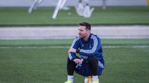 球王归来！梅西重返阿根廷训练场 休闲一刻再现金“坐”球