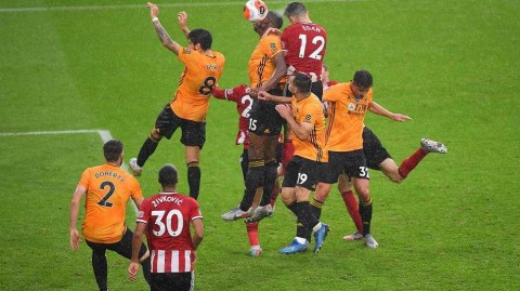 绝杀！刀锋军团雨夜斩落群狼，谢菲联重燃欧战希望