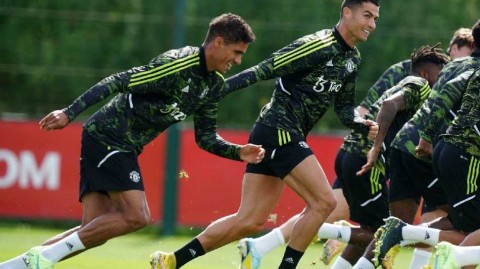 曼联队备战欧联小组赛 C罗训练场边与助教深入交流