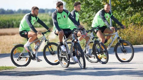 巴伐利亚的绿茵铁骑 奥格斯堡新赛季从车轮上启程