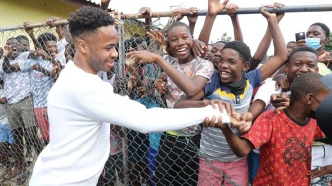 王室访问与足球友谊绿茵场上的文化纽带