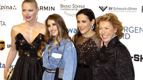 慕尼黑邂逅复古风情：胡梅尔斯前妻凯茜的牛仔靴下迷人时刻