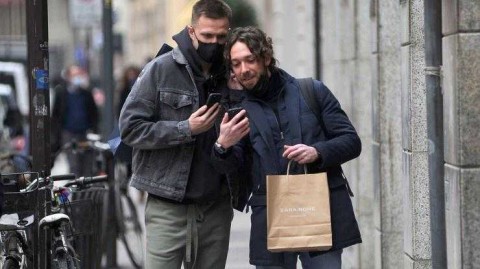 型男本色：亚特兰大球星伊利契奇米兰城低调购物，哑光灰奔驰G63成街头焦点