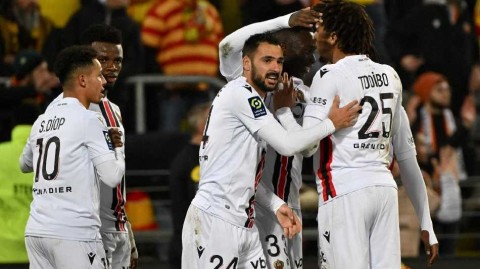 法甲烽火夜：朗斯主场憾负尼斯 绿茵瞬间定格激烈对决