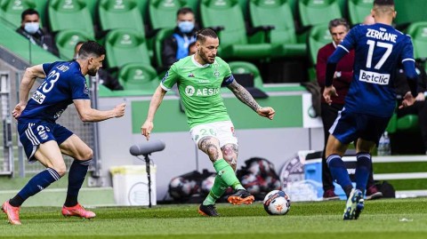 绿色狂想曲：哈兹里帽子戏法闪耀热奥弗鲁瓦基查尔球场