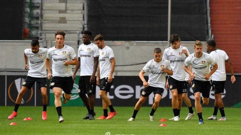 勒沃库森冲刺欧联杯四强，决战前夜的拜耳竞技场光影