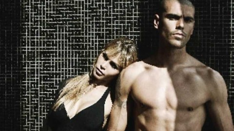 巴萨传奇门神的柔情一面：巴尔德斯与名模爱妻的时尚瞬间