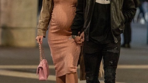 绿茵骁将的拳台约会：特里皮尔与伴侣见证富里卫冕之战