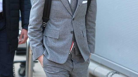 巴萨众将身着名贵西装空降曼彻斯特 欧冠恶战一触即发