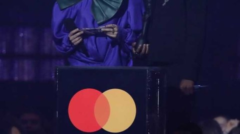 绿茵场外的聚光灯 斯图里奇闪耀全英音乐奖