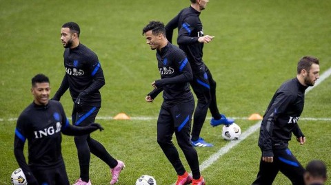 欧国联激战前夜：荷兰国家队新闻发布会直击，郁金香军团严阵以待