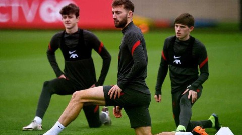 利物浦静待伦敦挑战：赛前训练捕捉红军众将专注瞬间