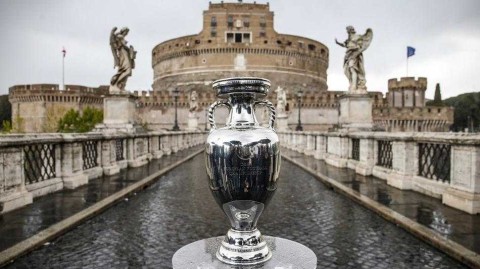 德劳内杯的永恒之约：2020欧洲杯冠军奖杯亮相罗马圣天使城堡