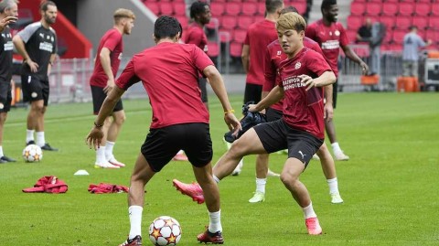 决战前夕：施密特与格策领军埃因霍温，欧冠梦想在训练场上最后冲刺