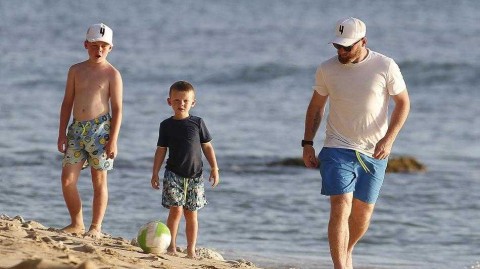 沙滩上的传承：鲁尼携两子在巴巴多斯碧海蓝天间享受足球之乐