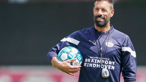 埃因霍温新赛季启程 范尼首训开启红色雄心