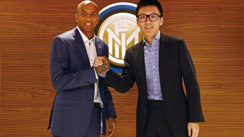 蓝黑新篇章：阿什利-扬身披15号，与张康阳共绘国米蓝图