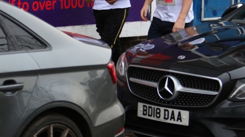 菲尔米诺理发店奇遇记：一件白毛衣如何穿出安菲尔德最性感身材